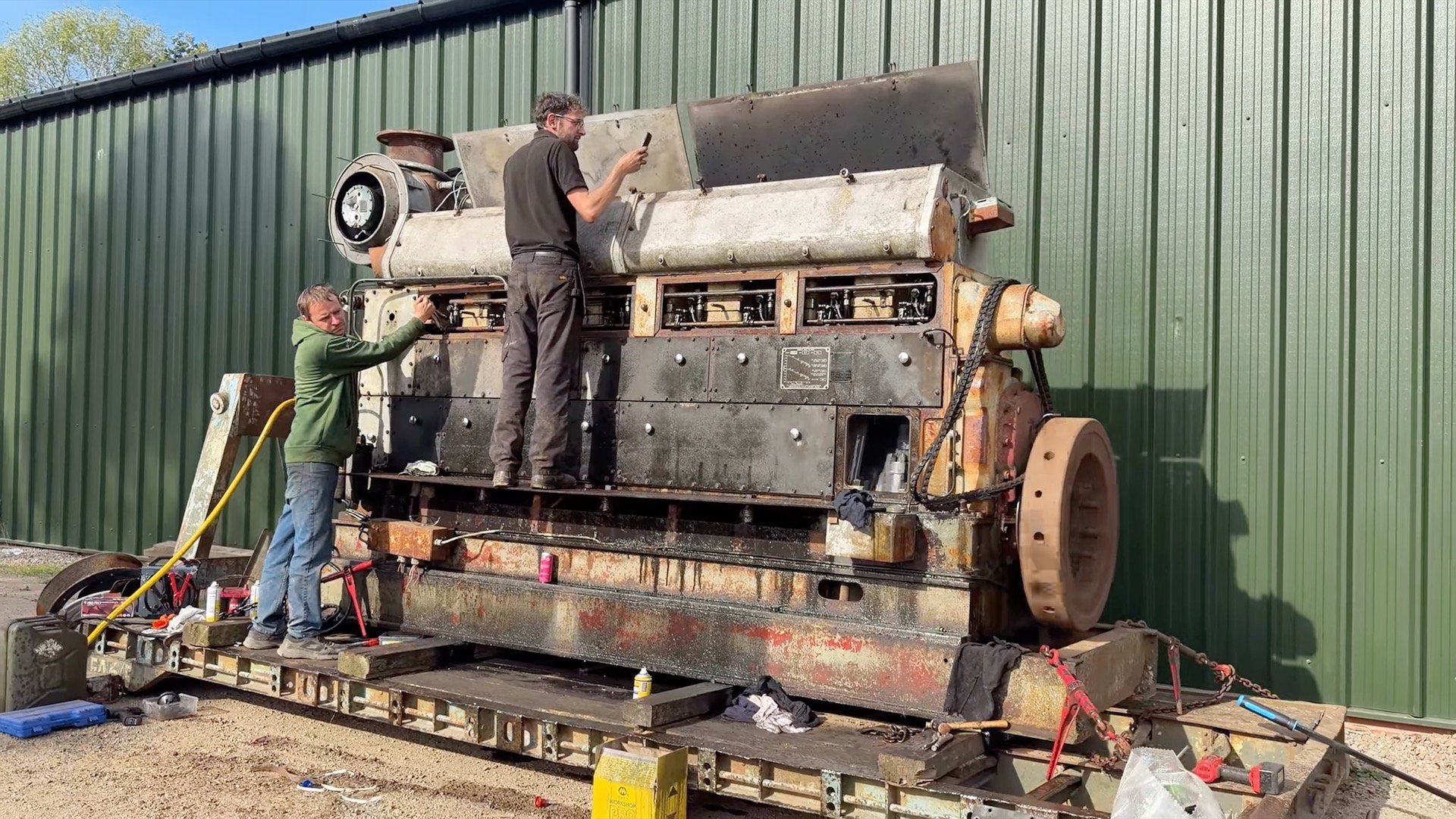Gigantic 102.4L Engine Requires an Entire Pickup Truck to Start It
