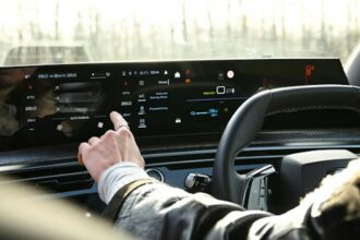 No ban on car touchscreen climate controls, say safety experts
